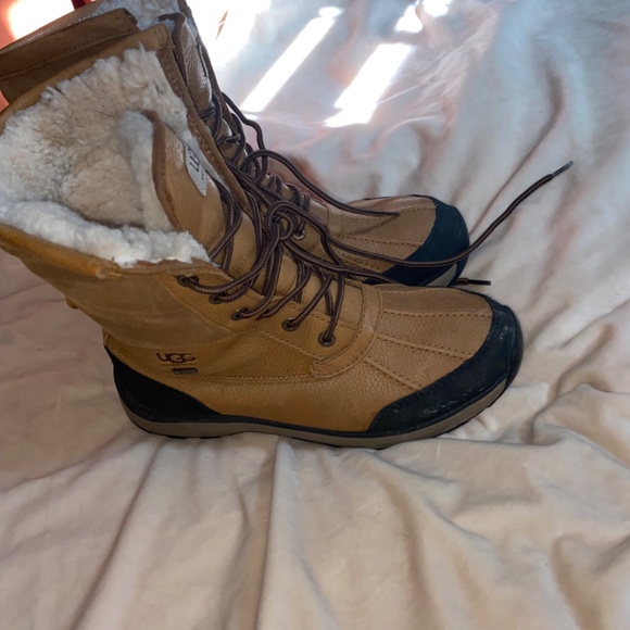 Women’s Like new Ugg Adirondack iii boots size 10